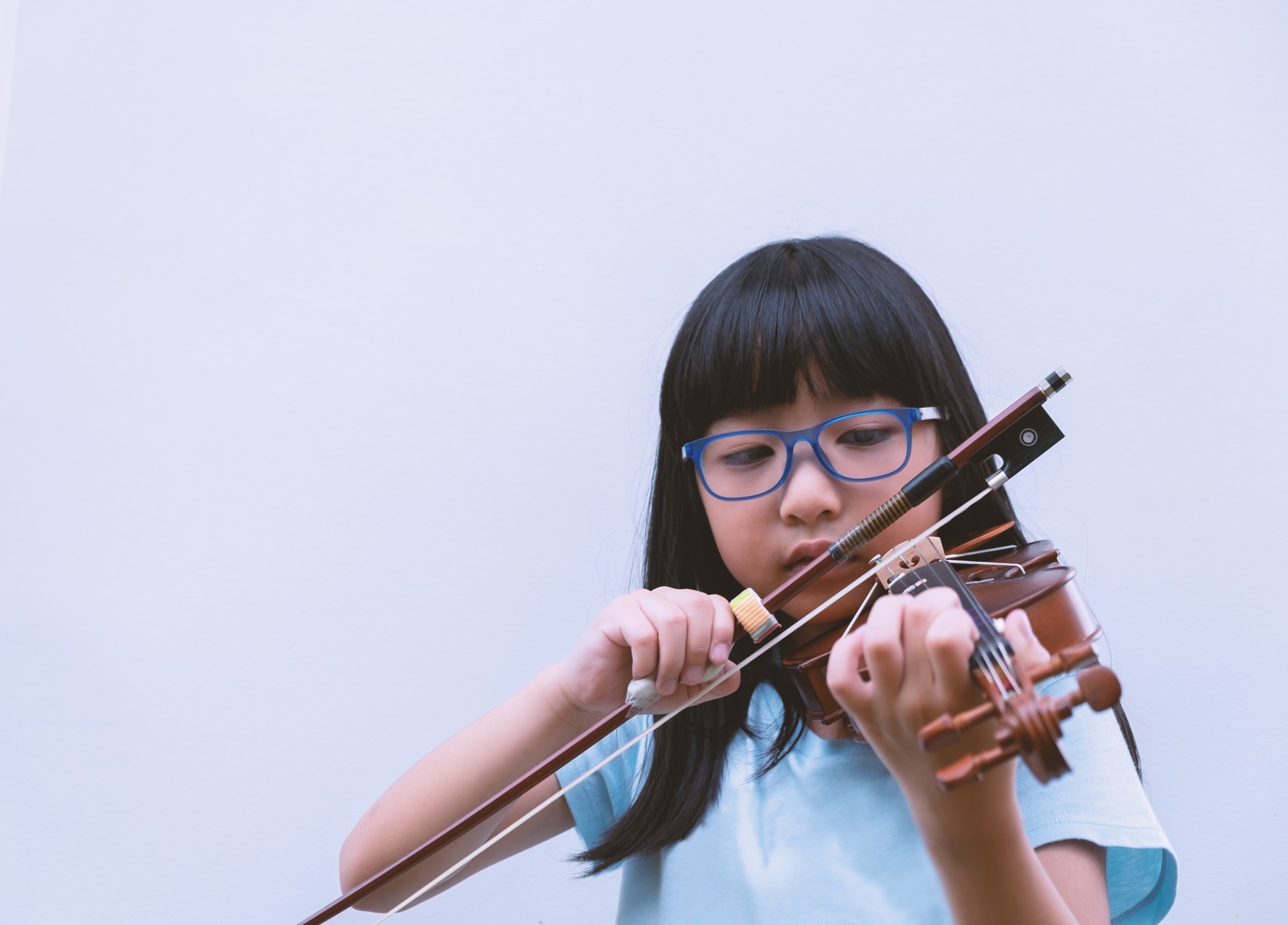 top-section-portrait-of-a-thai-little-with-long-black-hair-and-eyeglasses-playing-violin-in-her-music_t20_a7E1Rn.jpg