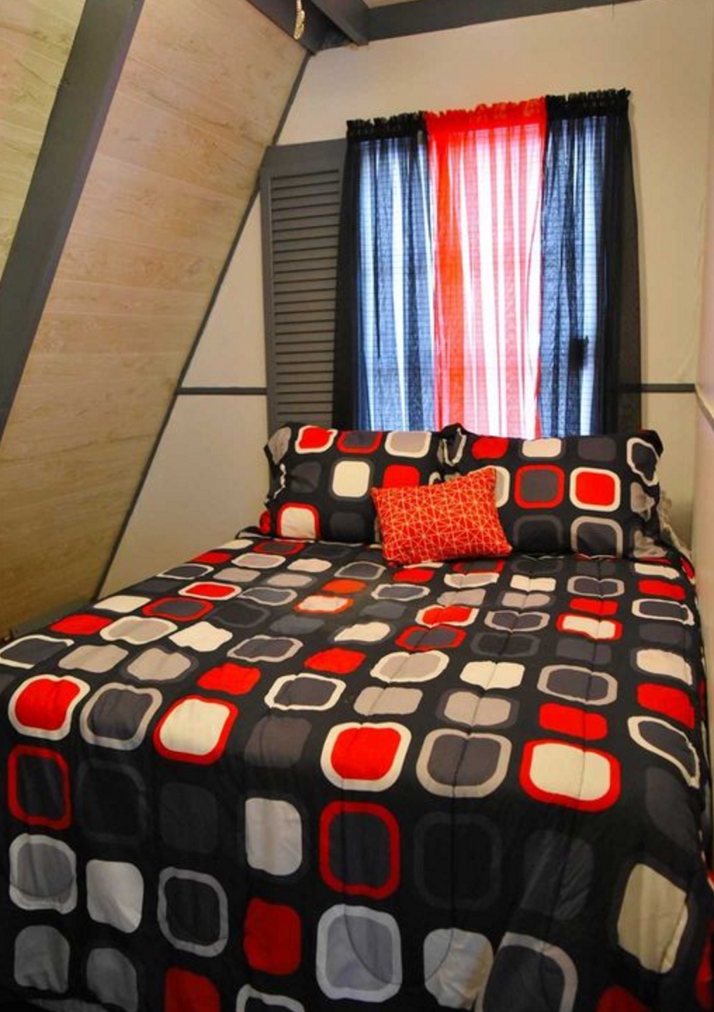 triangular-house-bedroom.jpg