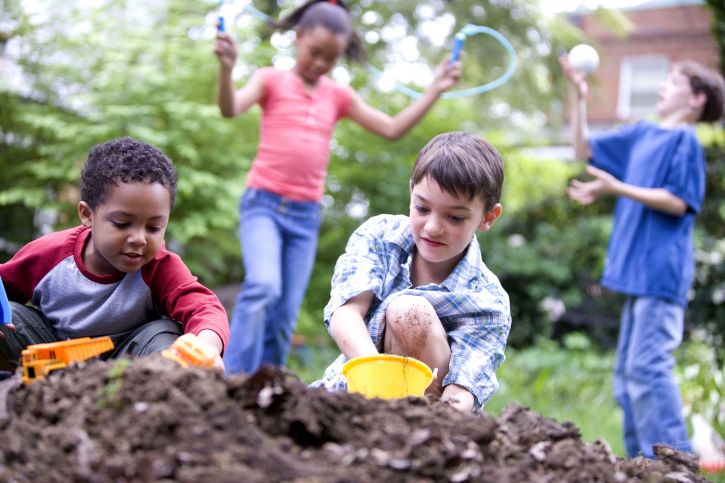 two-caucasian-and-two-african-american-children-playing-together-725x483-1.jpg