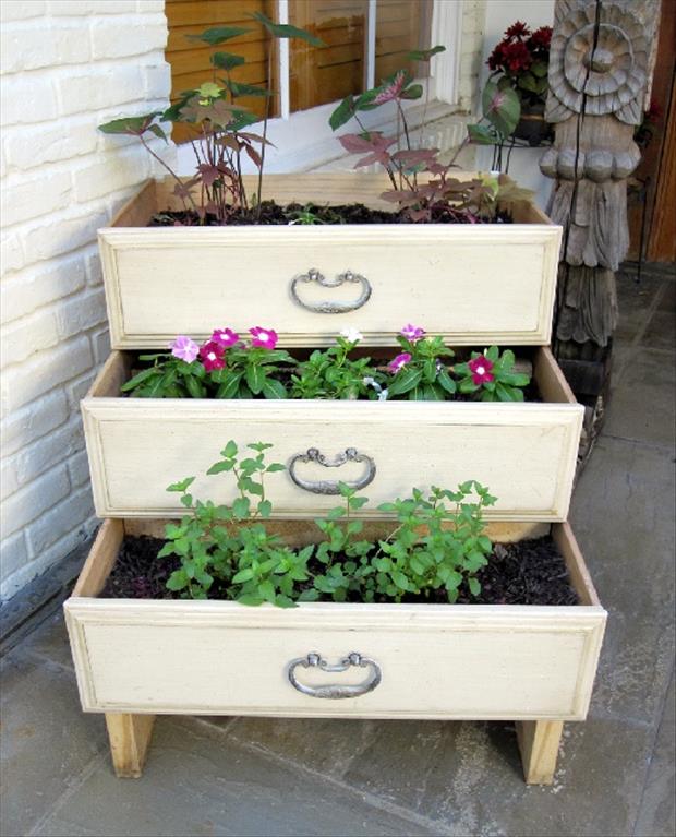 use-old-dresser-drawers-for-your-garden.jpg