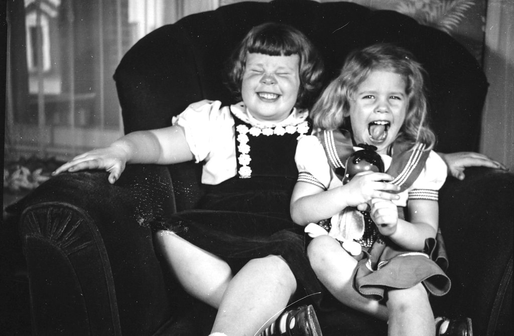 vintage-laughing-girls.jpg