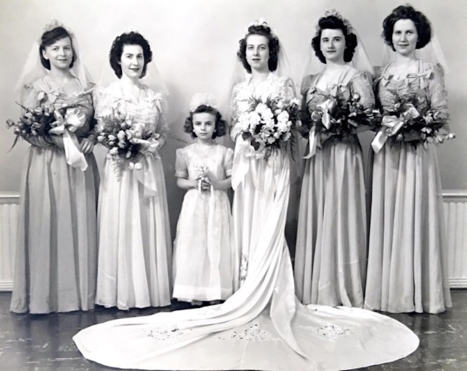 wedding-party-sisters.jpg
