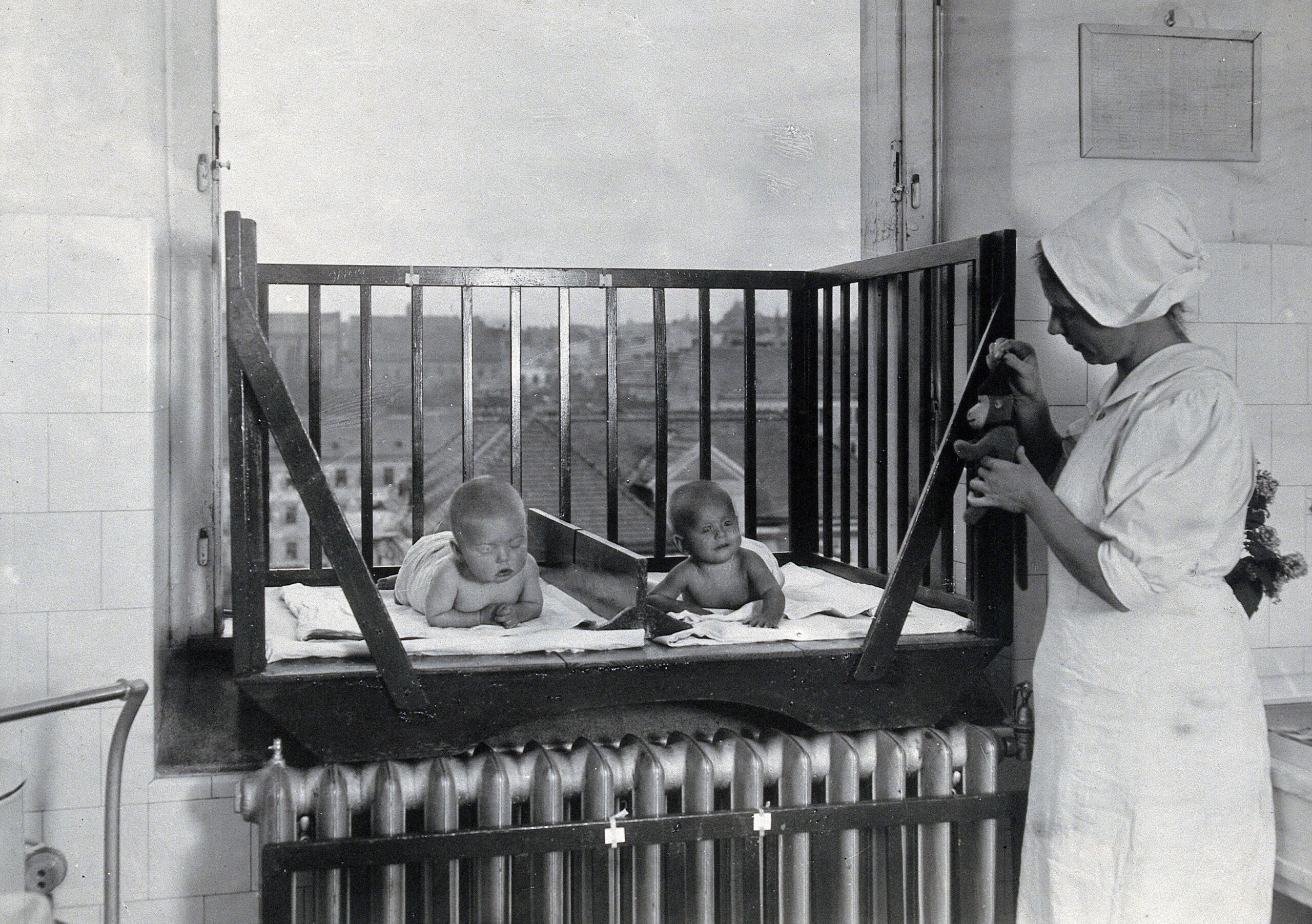 V0029007 University Children's Hospital, Vienna: babies in a cot whic