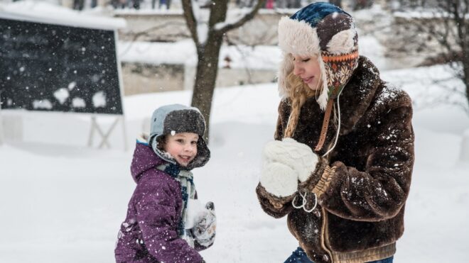 woman-and-child-playing-in-snow-1620651