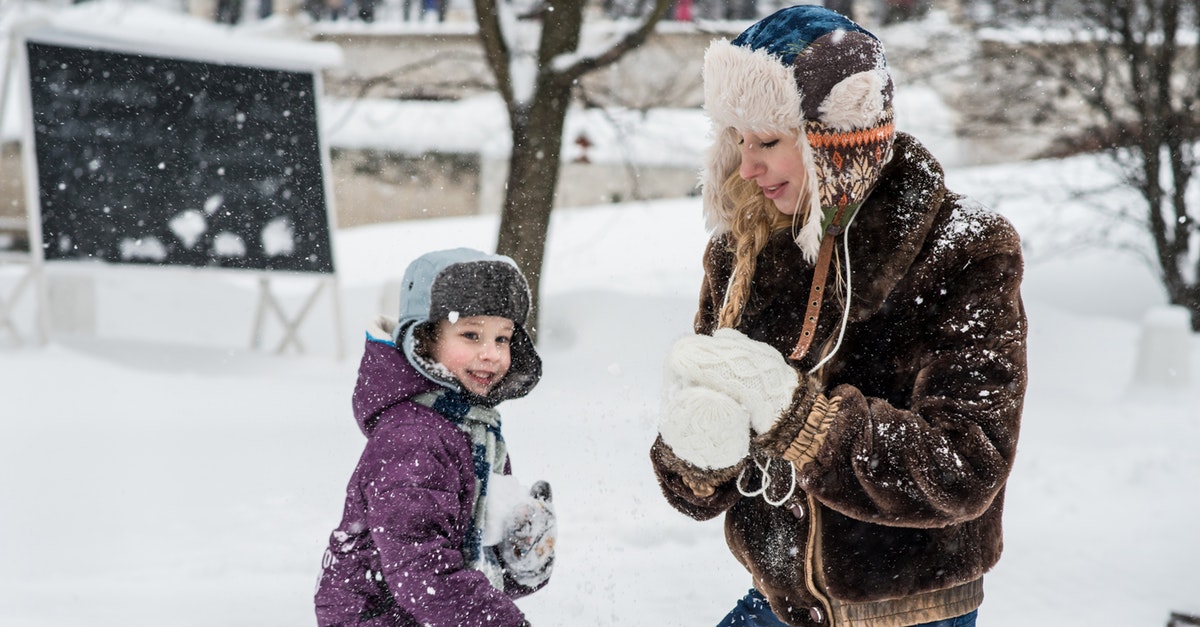 woman-and-child-playing-in-snow-1620651