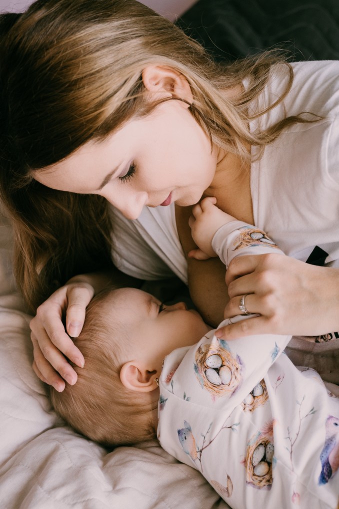 young-mum-breastfeeding-her-baby-girl-lifestyle-shot-at-home_t20_V73Wz7.jpg