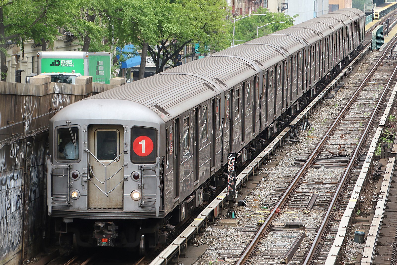 1600px-MTA_NYC_Subway_1_train_leaving_125th_St.jpg