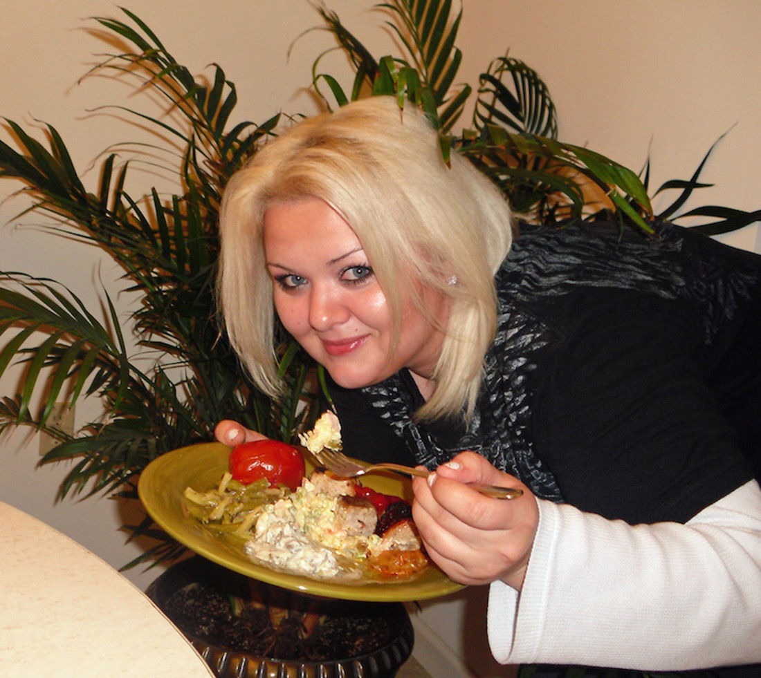 2_CATERS_OBESE_MUM_GETS_LAST_LAUGH_ON_BULLY_EX_05.jpg