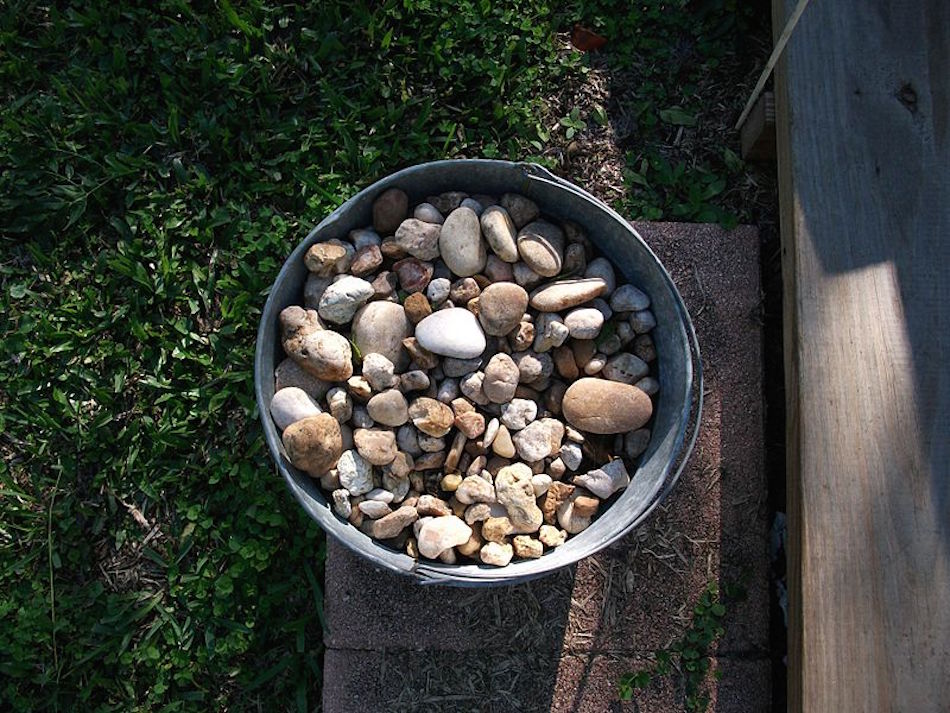 800px-Bucket_of_stones1.jpg