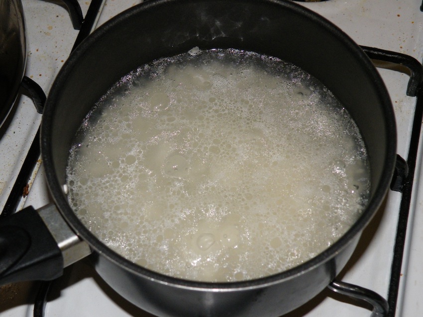 Cooking_rice_-_cooking_with_water.jpg