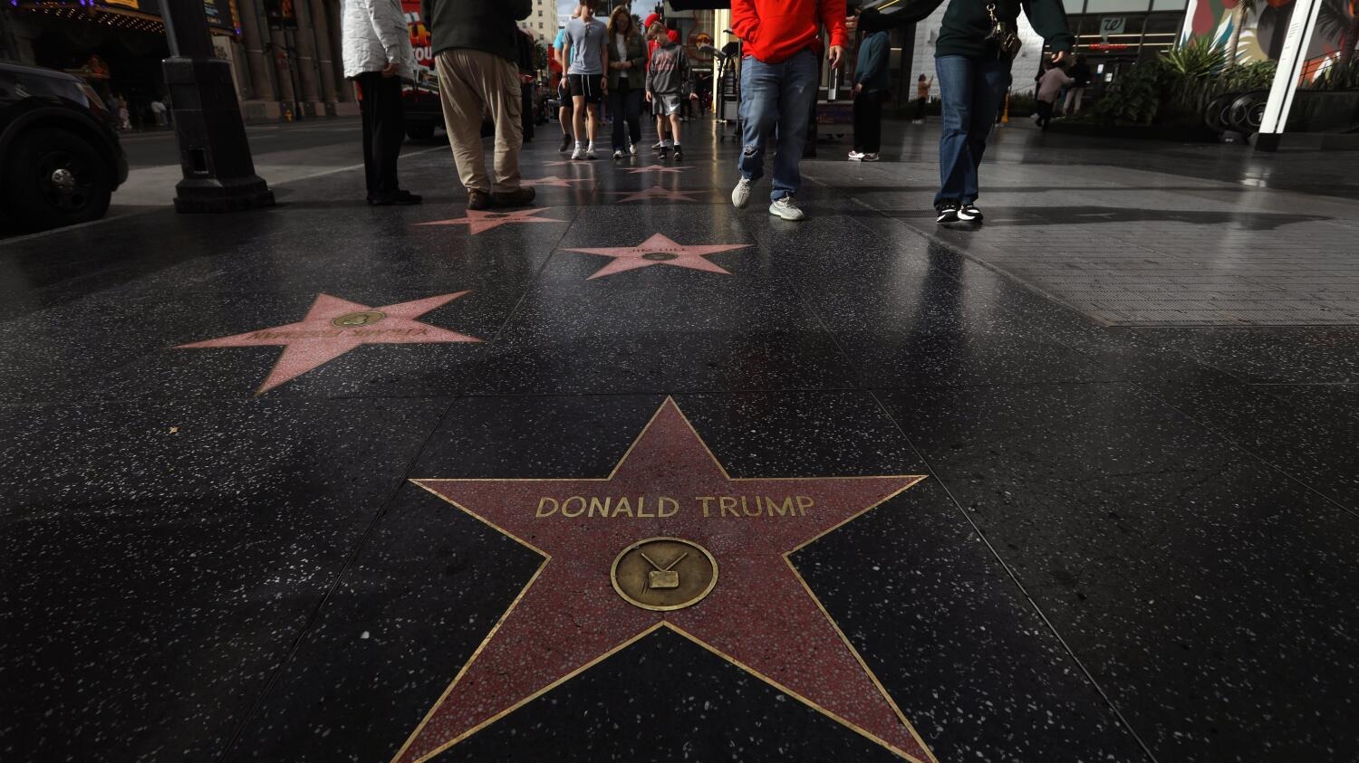 ENTER-TRUMP-HOLLYWOOD-WALK-FAME-LA