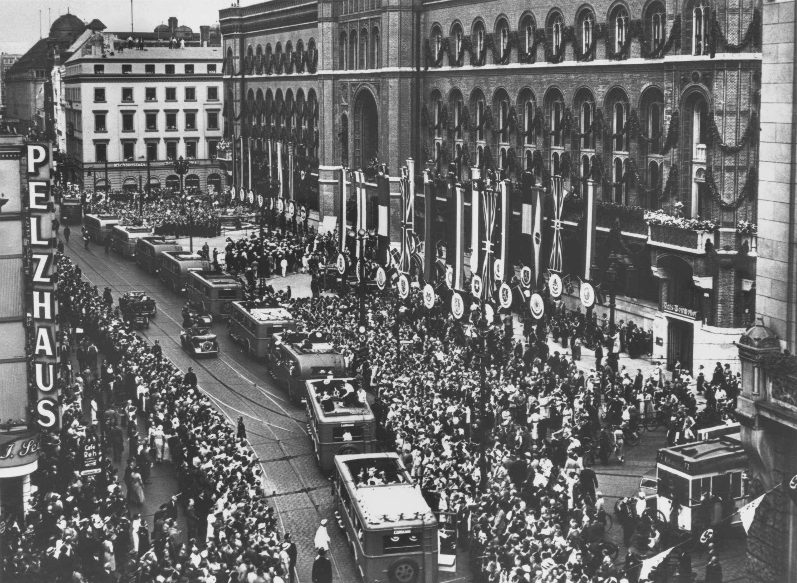 Thousands Welcome U.S. Olympic Team in Berlin