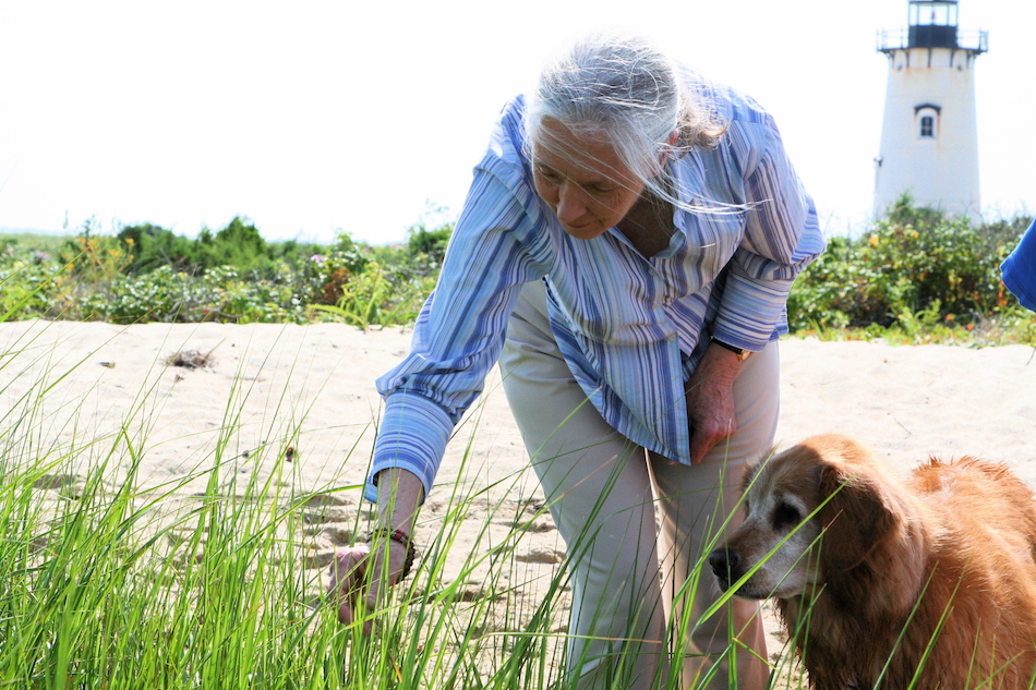 Jane_Goodall_enjoying_a_wetland_walk_with_friend.jpg