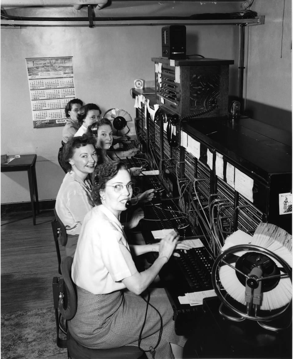 Telephone_operators_1952.jpg