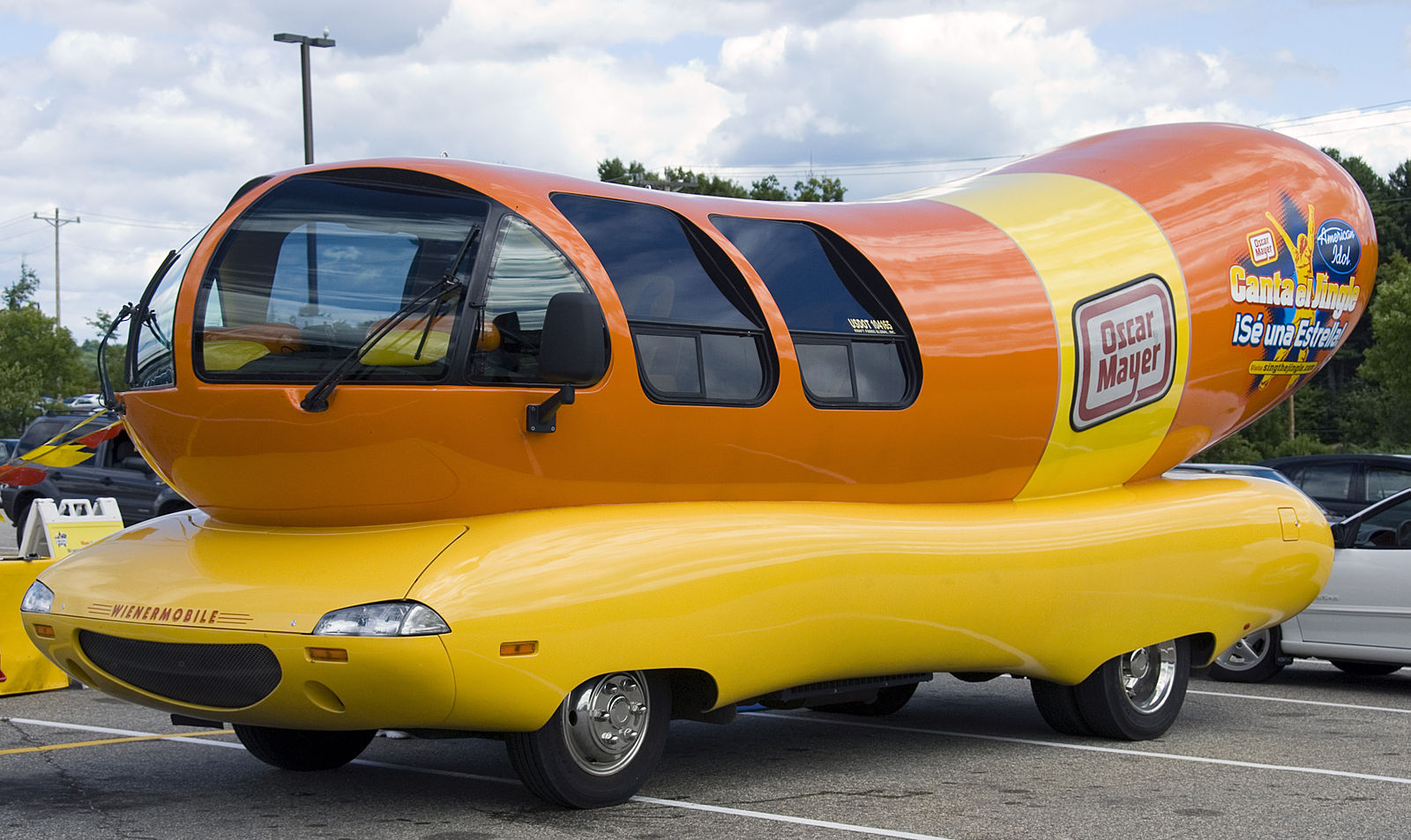 Wienermobile-Bologna.jpg