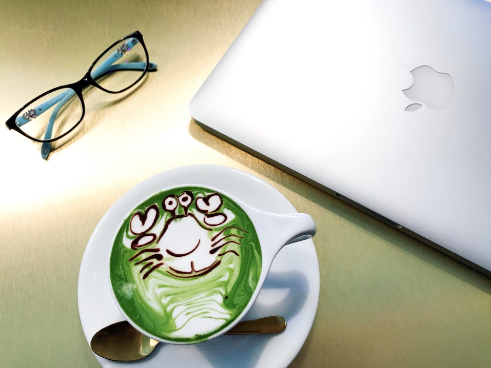 a-cute-crabby-to-accompany-me-to-work-what-an-adorable-cup-of-green-tea-latte_t20_doWLKB.jpg