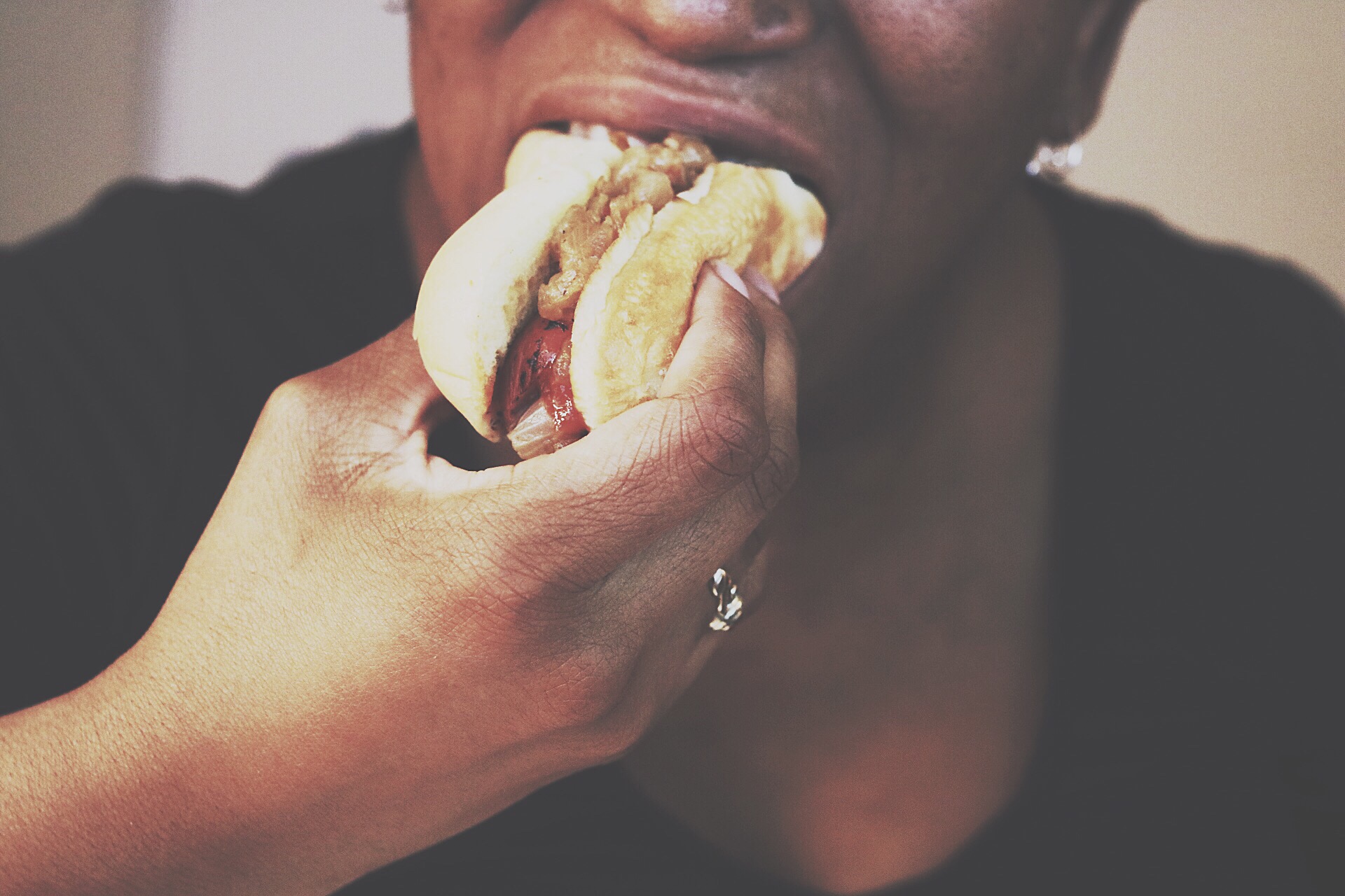 african-american-woman-eating-a-hot-dog_t20_ZzZbVn.jpg