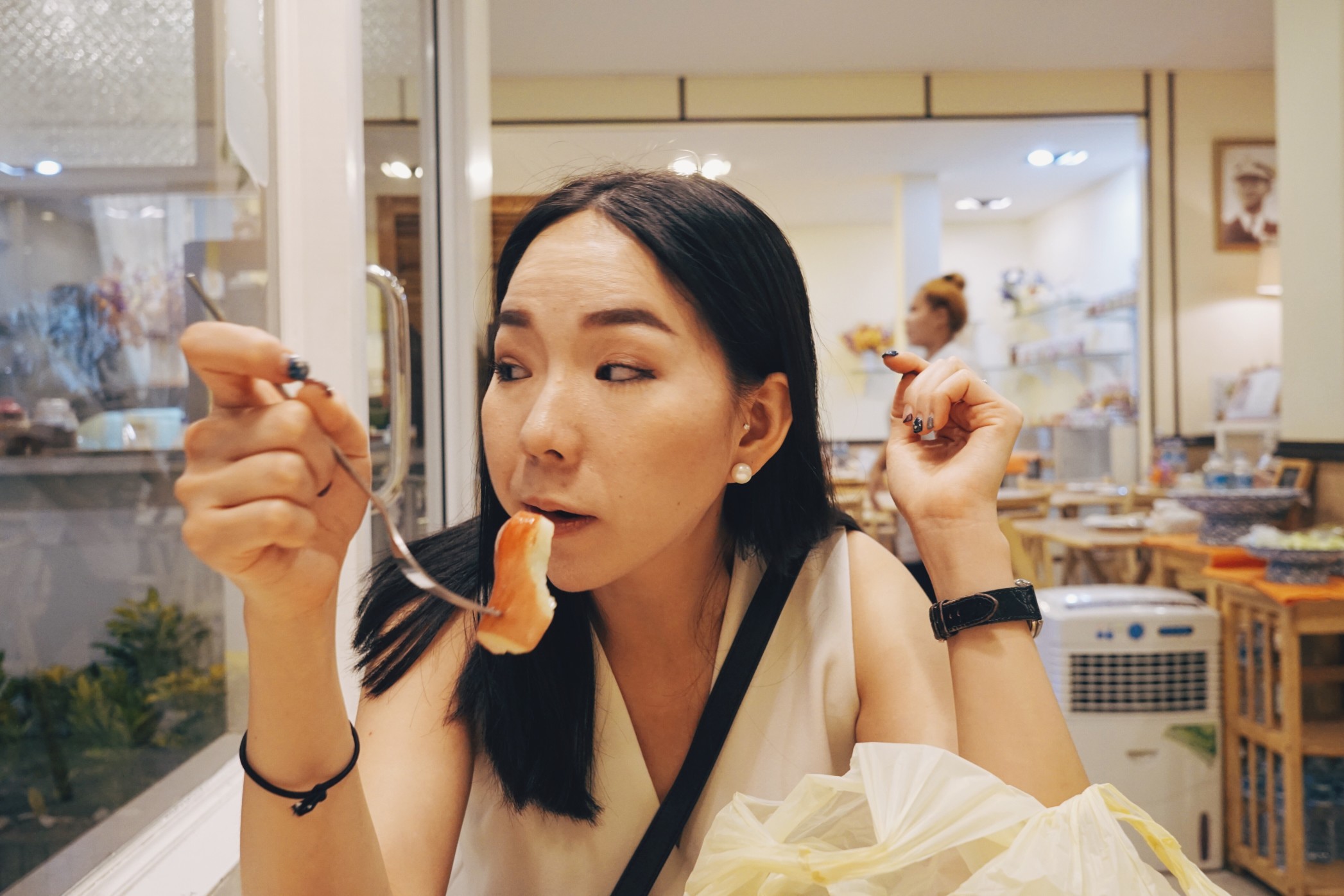 asian-woman-eating_t20_pYwvQd.jpg