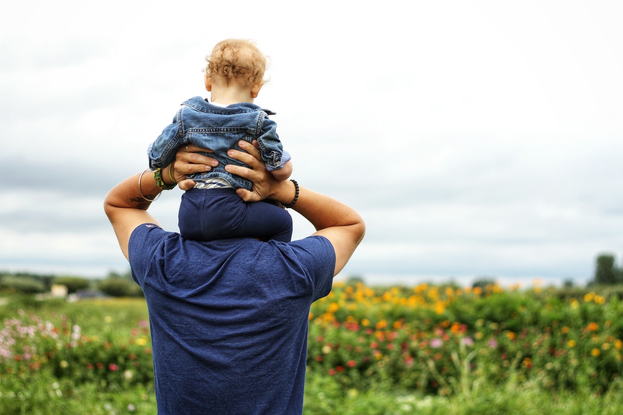 baby-sitting-on-man-s-shoulder-1497394.jpg