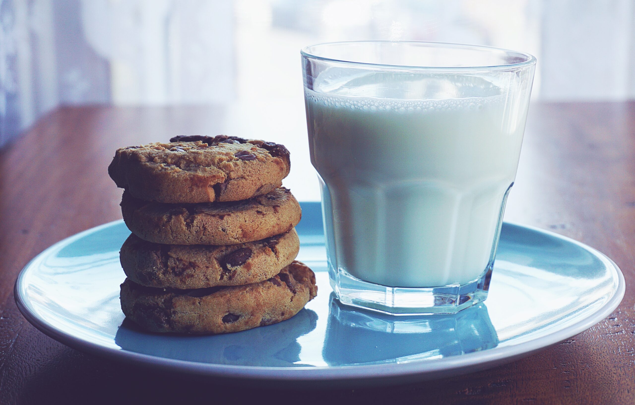 baked-cookies-and-glass-of-milk-1325467.jpg