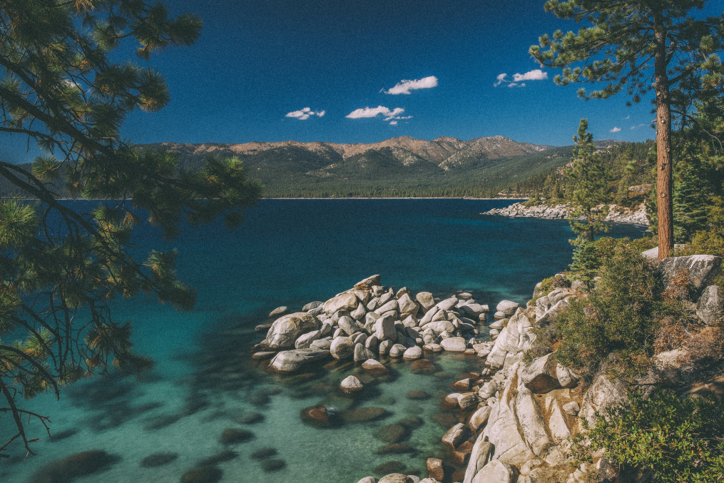 beautifully-blue-lake-tahoe-california_t20_Ko3zrK.jpg