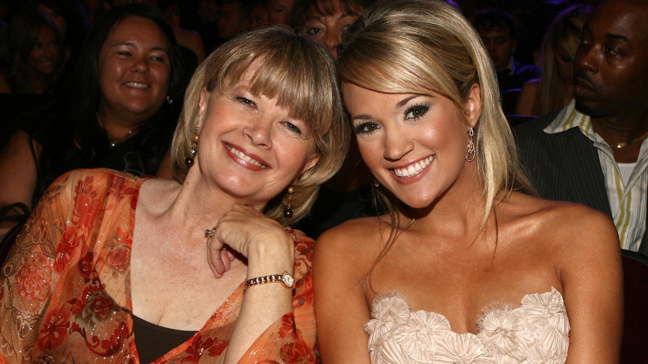 carrie-underwood-mom-stage