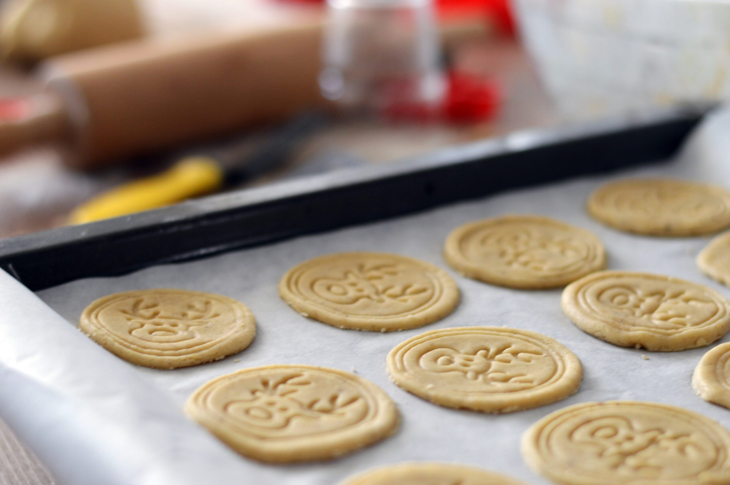 cookies-on-tray-with-wax-paper-3370702.jpg