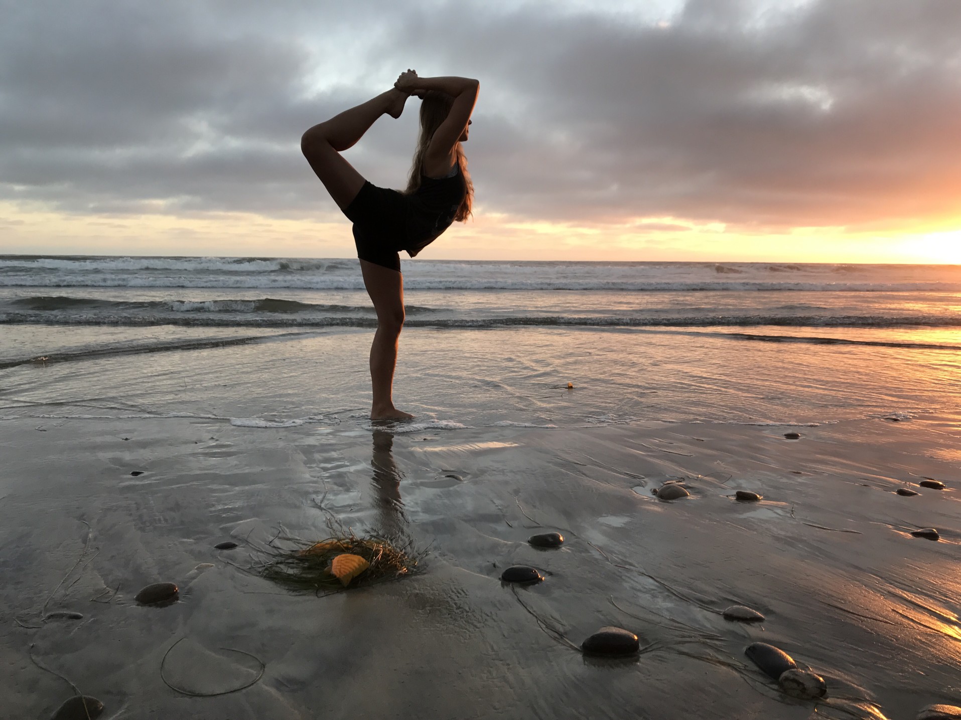 exercising-with-yoga-on-the-beach_t20_Op8n2m.jpg