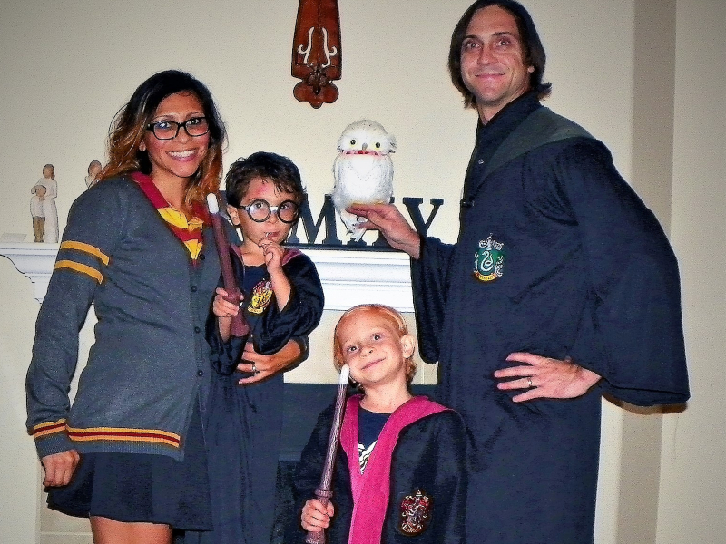 family-portrait-dressed-as-characters-from-the-potter-movies-this-family-dressed-for-halloween-fun-a_t20_9l63JO-1.jpg