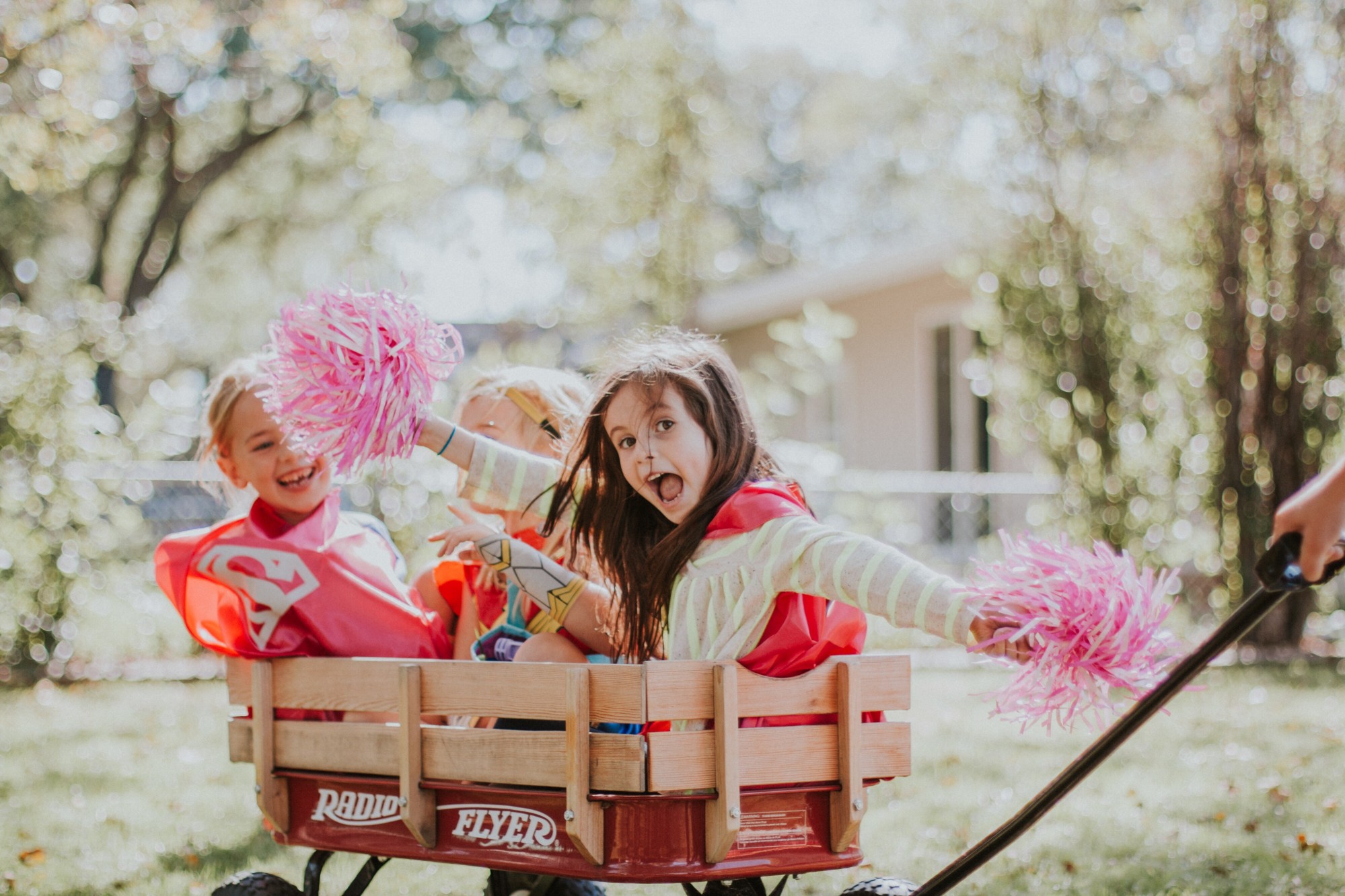 fun-happiness-happy-kids-birthday-party-playing-outside-happy-kid-kids-in-motion-kids-fun_t20_QaYJEE.jpg