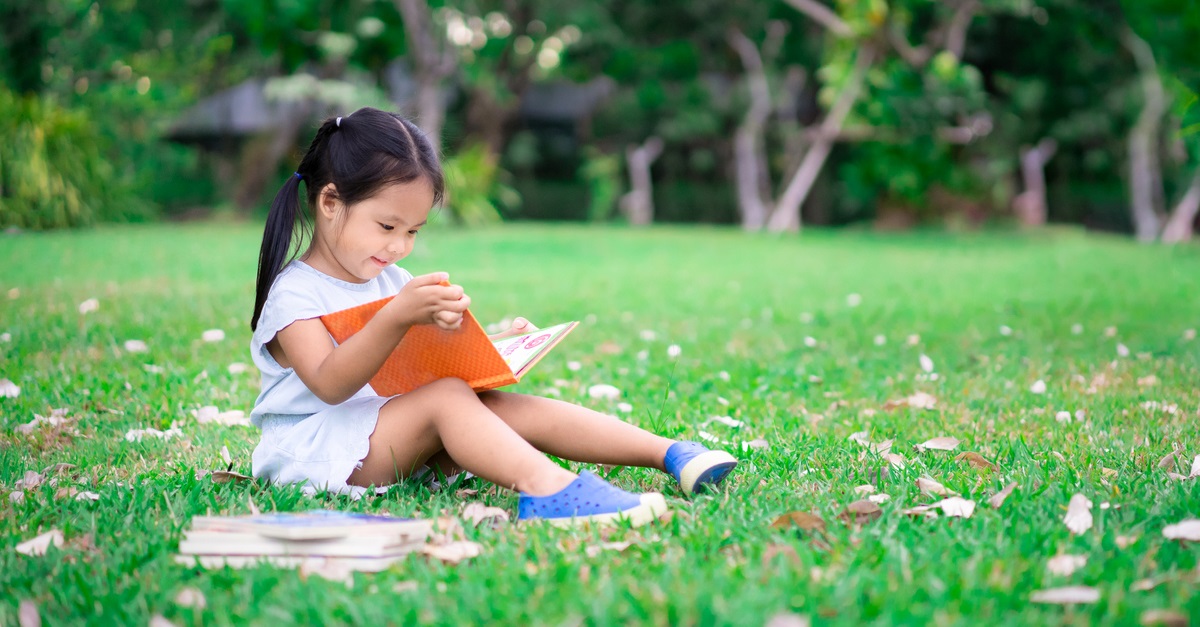 girl-reading-field