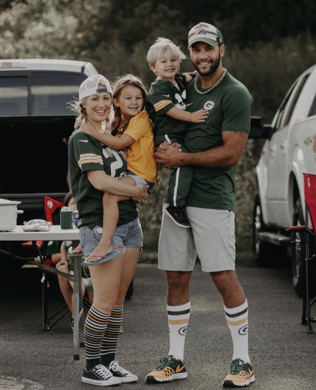 green-bay-packer-family-tailgating_t20_Zx17oo.jpg