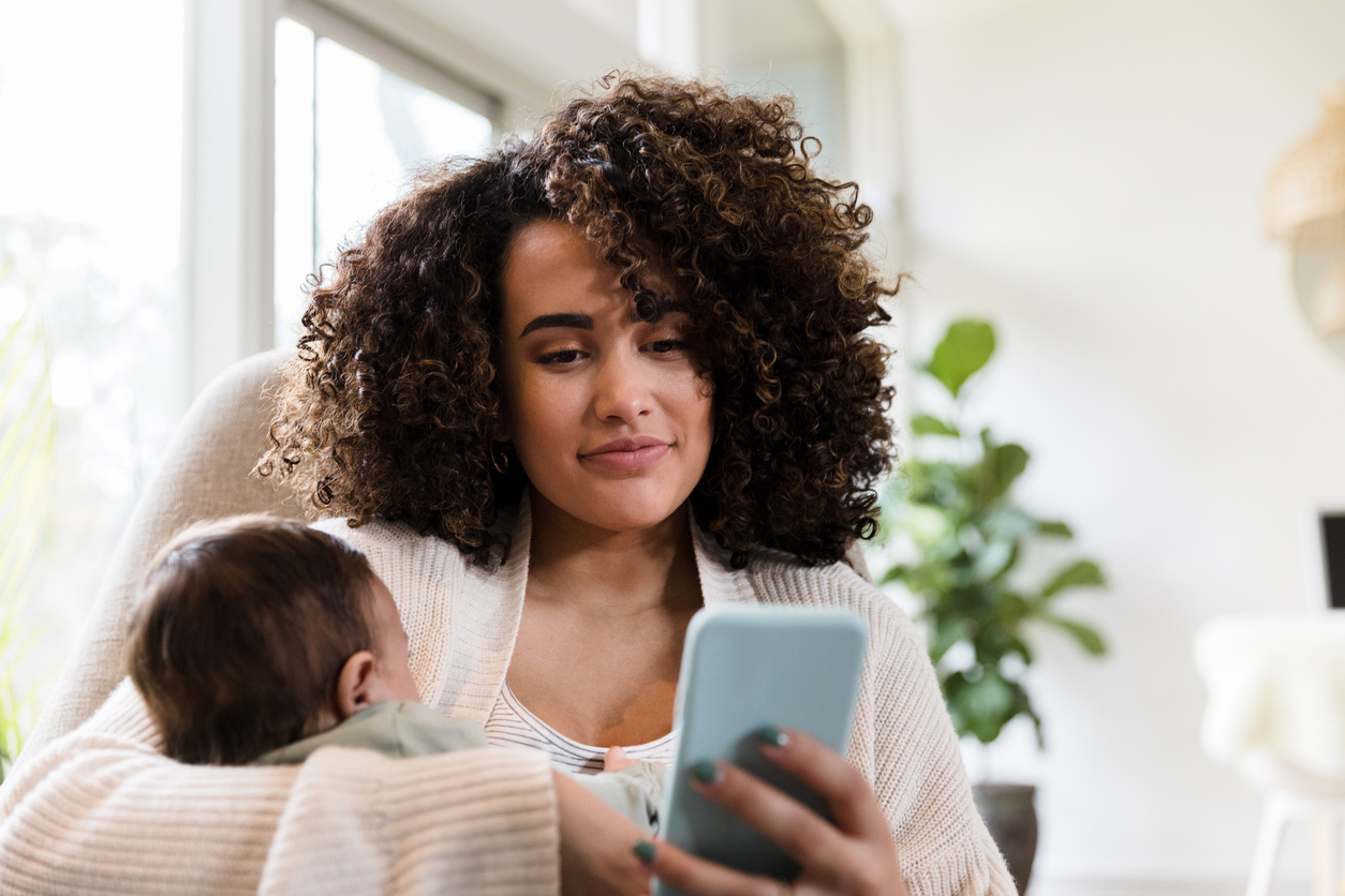 New mom uses smarphone at home