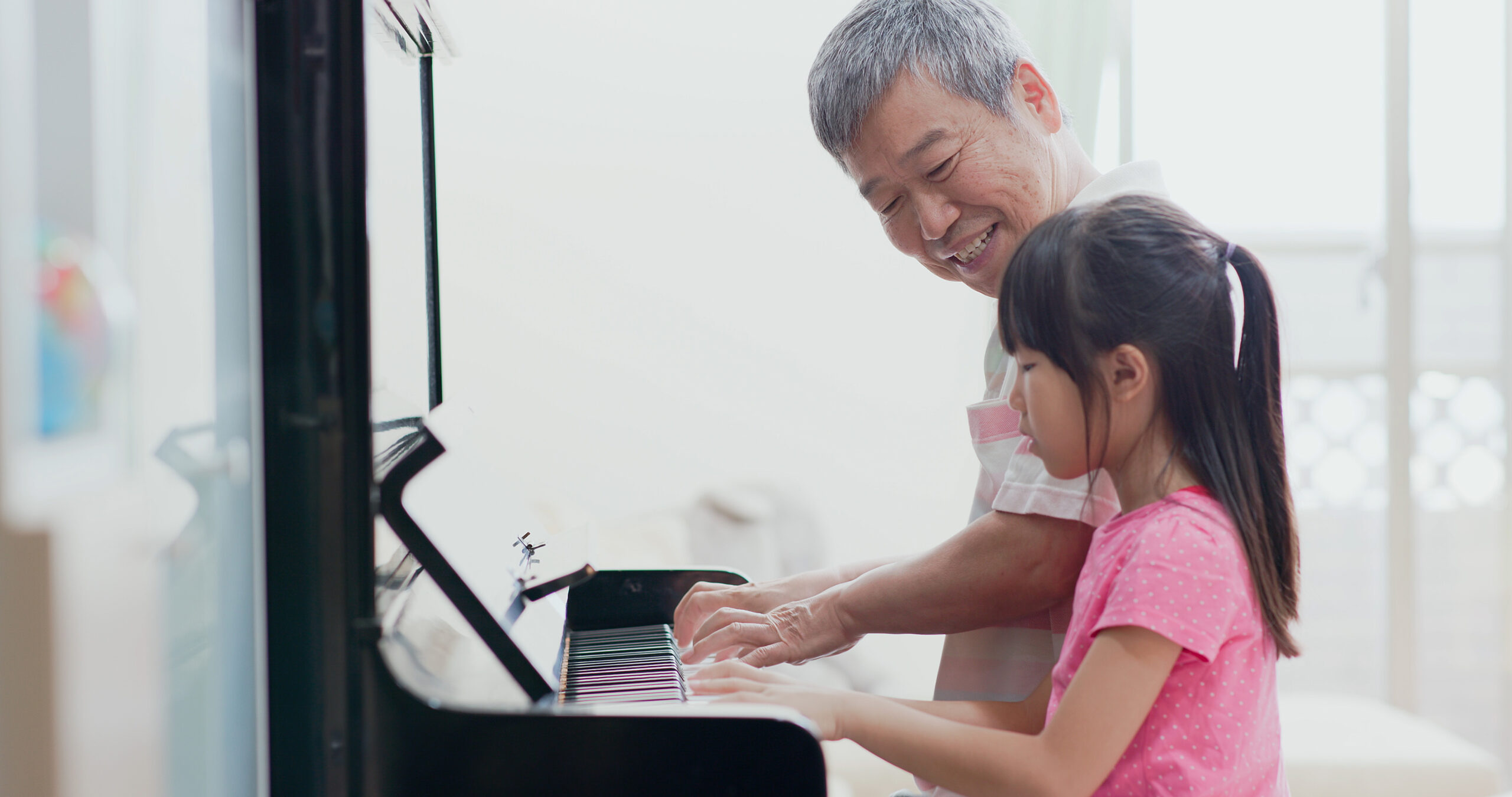 grandpa teach girl play piano