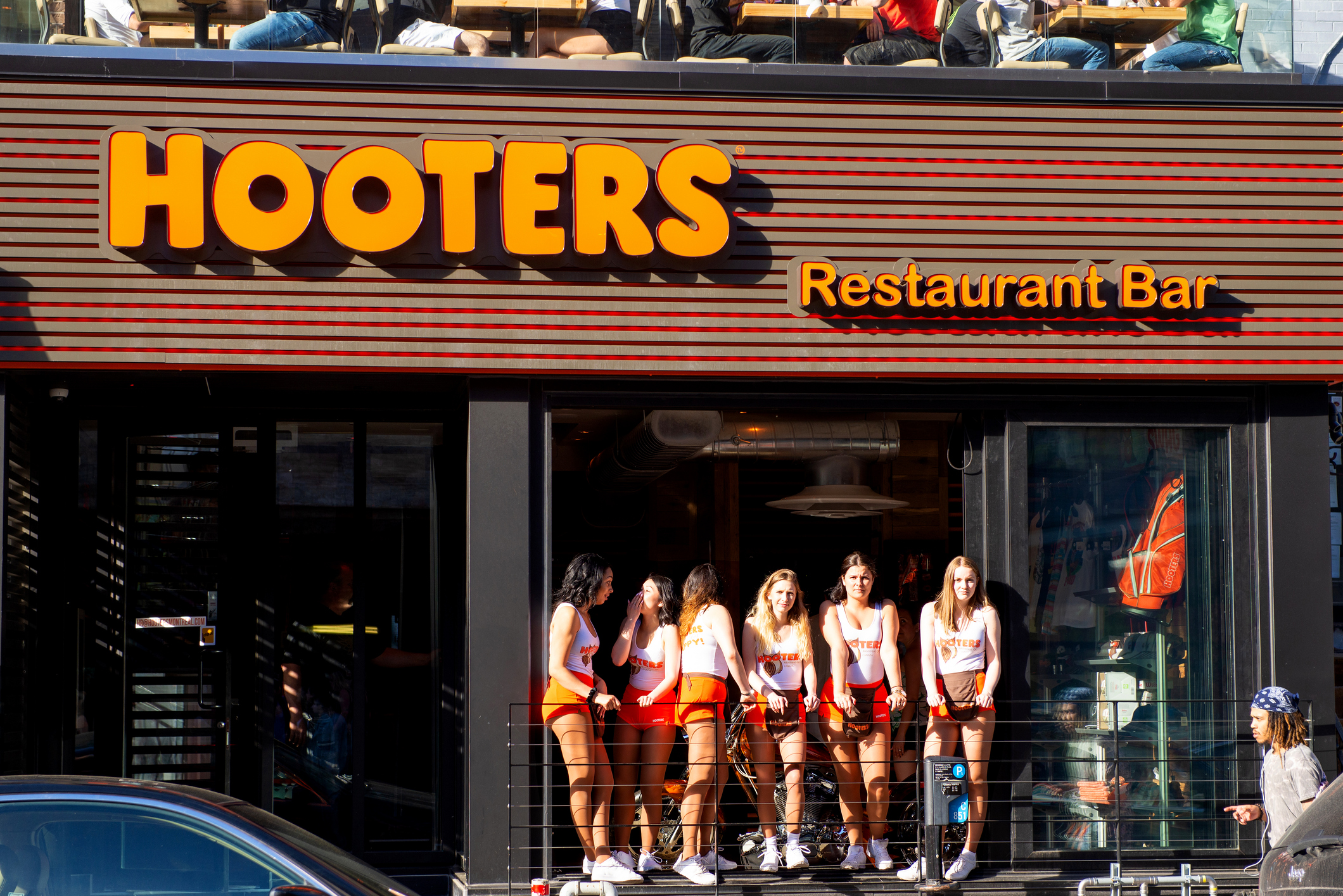 Hooters_Restaurant_Girls_Stock