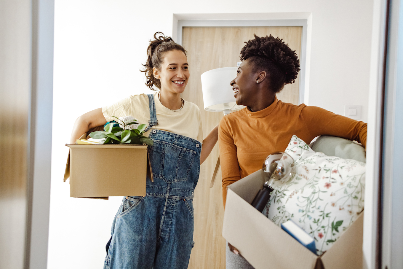 Friends moving into a new apartment