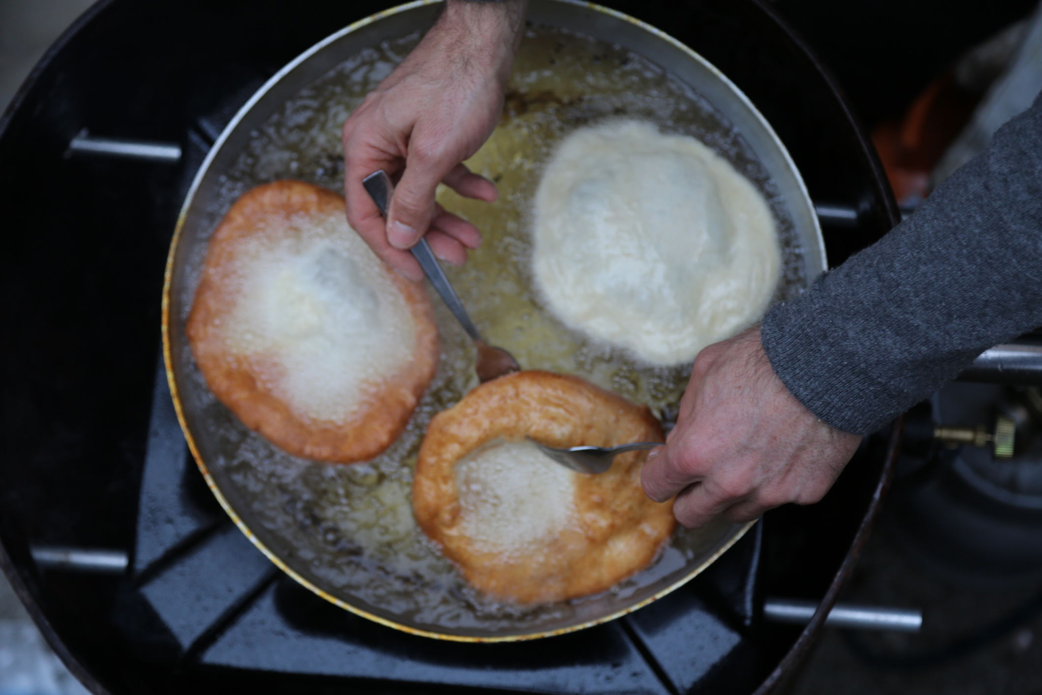 Cook hands while cooking the big fried fritters