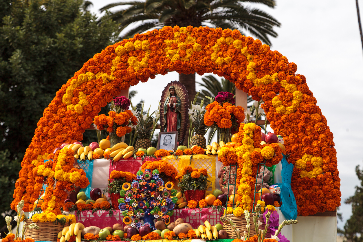 alter at Dia de los Muertos