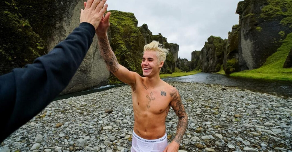 Justin Bieber Is Being Blamed For Ruining A Canyon In Iceland(02)
