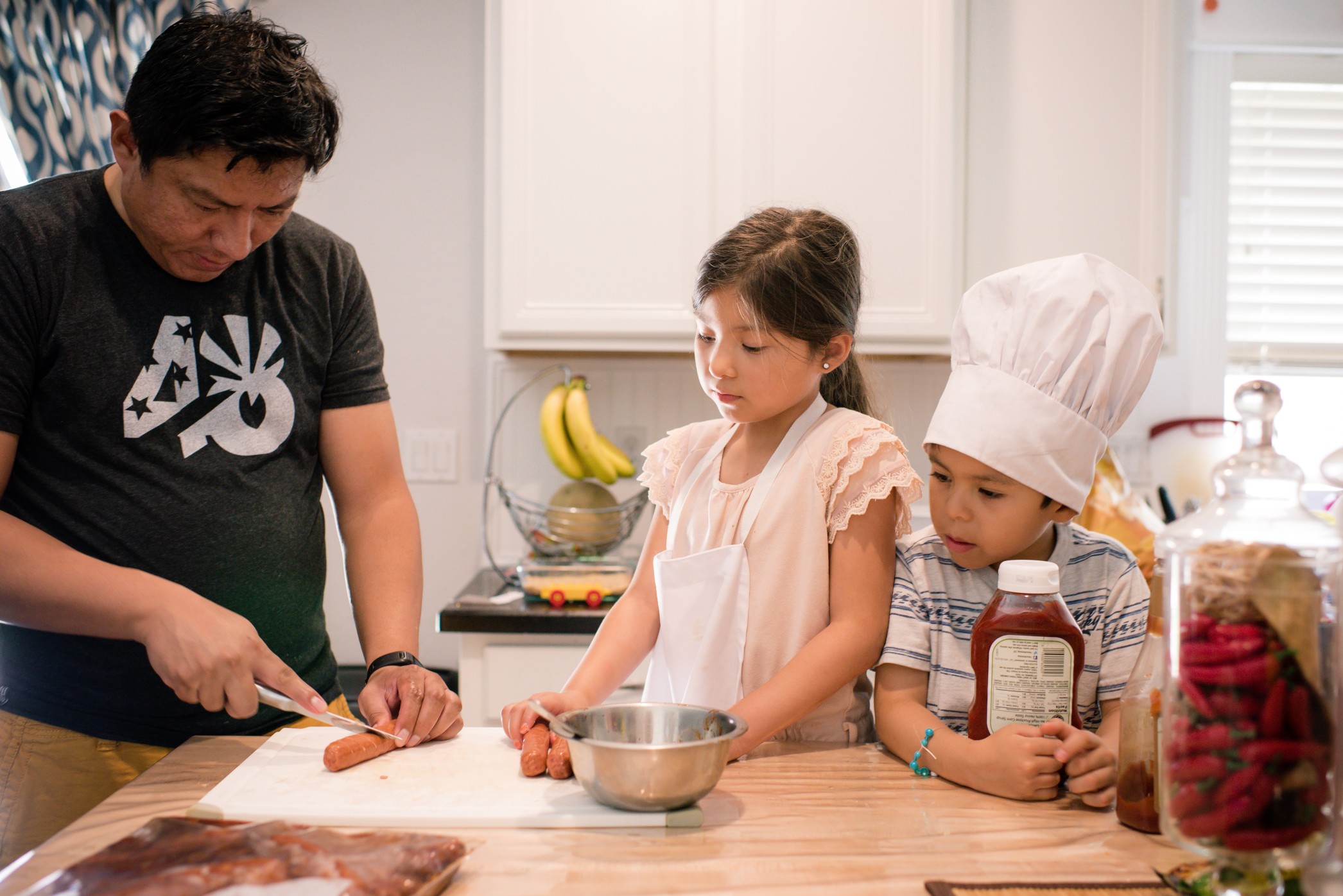 kids-helping-dad-cook_t20_GgOee6.jpg