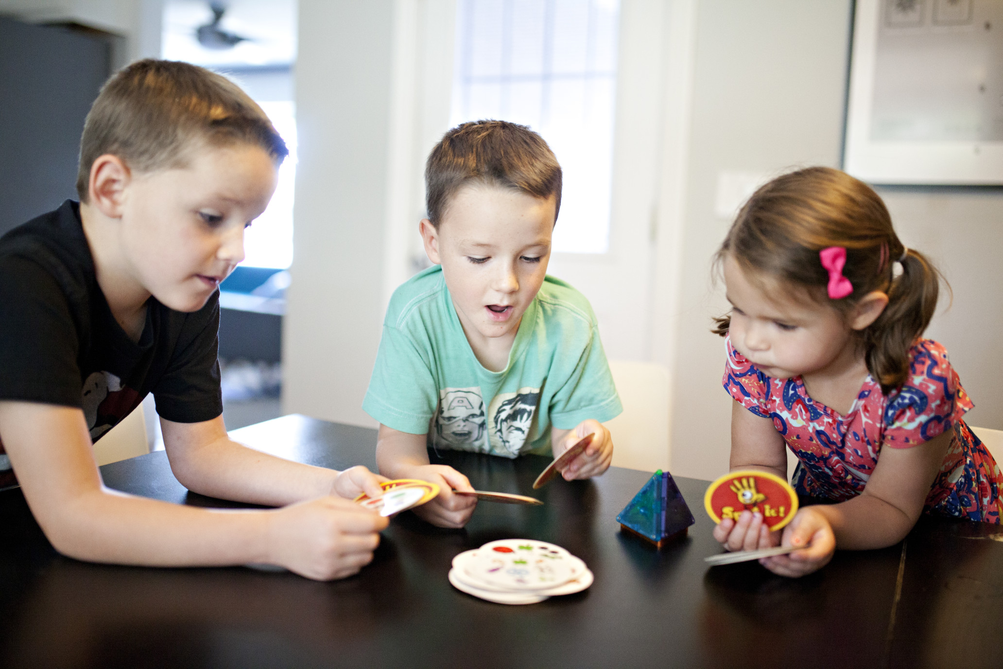 kids-playing-games-at-the-kitchen-table-together_t20_oEBvl3.jpg