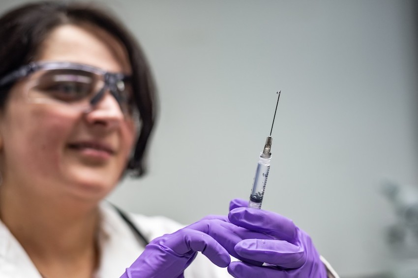 lady-doctor-getting-ready-for-flu-shot_t20_B8pZY9.jpg
