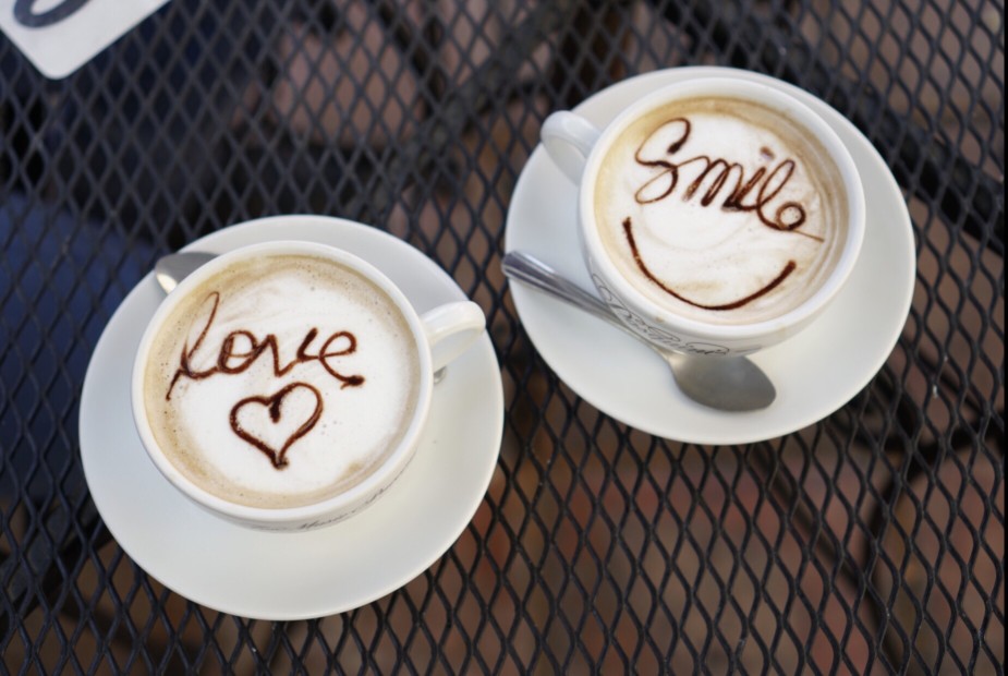 latte-art-love-and-smile_t20_W7Lr44.jpg