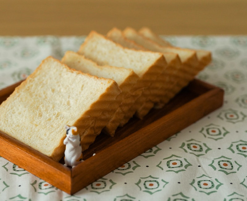 loaf-bread-on-brown-tray-2942327.jpg