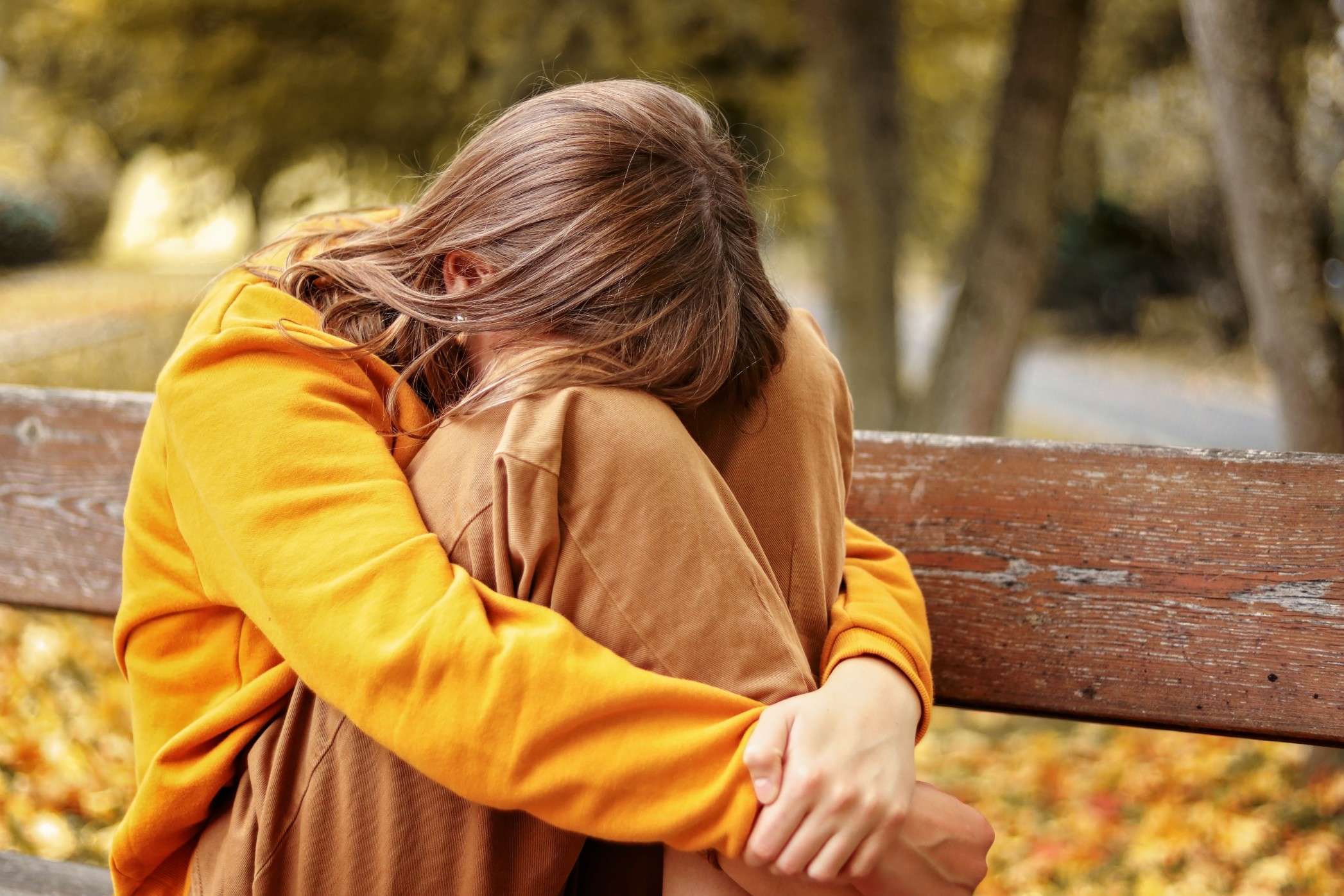 lonely-upset-heartbroken-teenager-girl-crying-sitting-on-bench-outdoors-hiding-her-face-in-knees_t20_JzpLvO.jpg