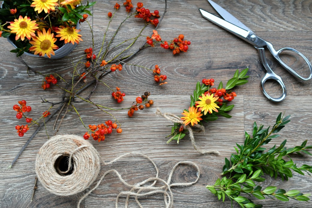 making-autumn-crafts-with-natural-decorative-items-greenery-berries-strawflowers-nature-diy-natural_t20_a7Ngwv.jpg