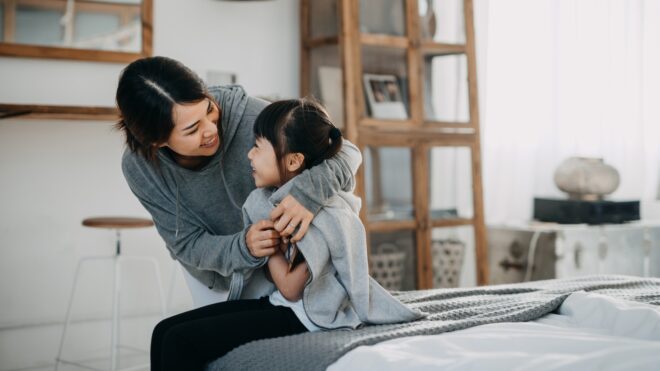 mom-daughter-blanket