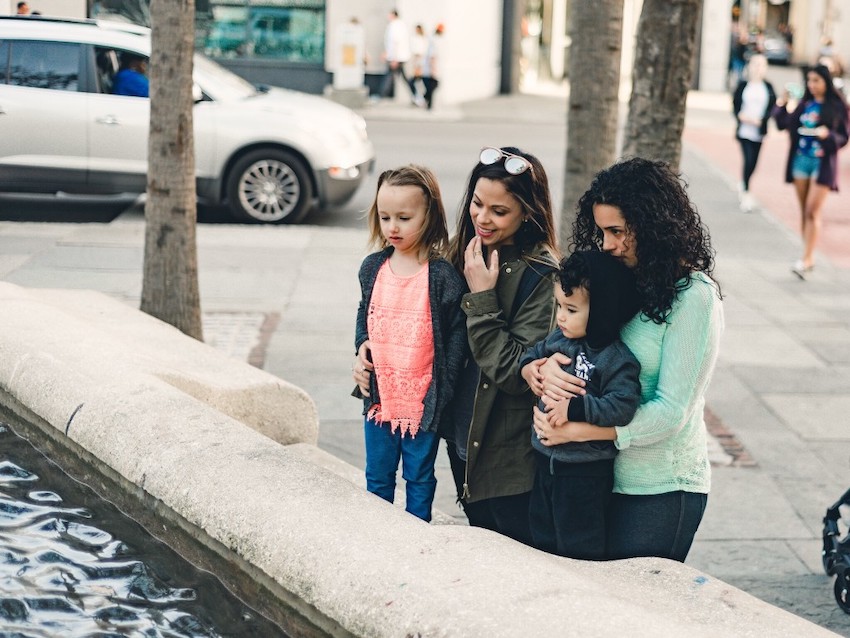 moms-with-kids_t20_V76EaP.jpg