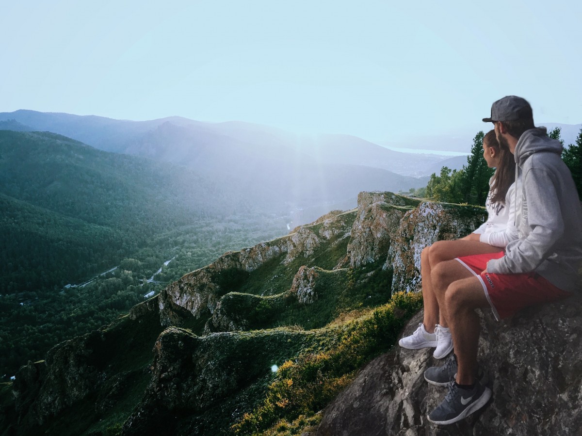 mountain_couple_sitting_hike_hiking-83093.jpg