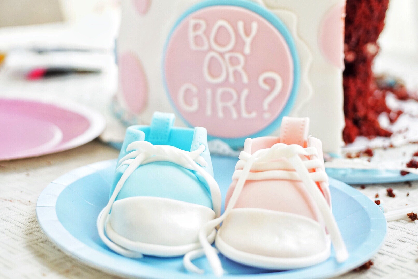 pair-of-baby-shoes-in-front-of-a-cake-for-a-gender-reveal-party_t20_ko82v2.jpg